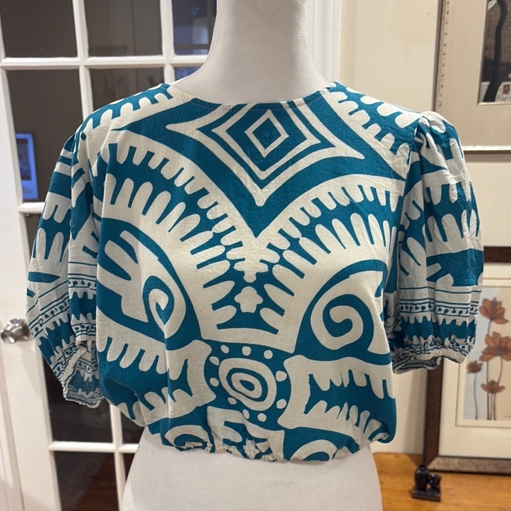 Haute Hippie Women’s White & Blue Graphic Boxy Blouse Short Sleeve.  Size M